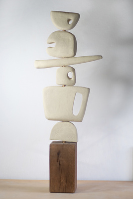 Rzeźba ceramiczna na drewnianej, dębowej podstawie