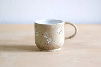 Kubek na kawę Platynowe Kwiaty, wykonany ręcznie