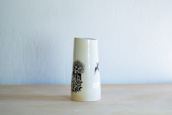 Wazon z tatuażami biały