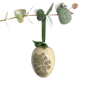 Jajko wielkanocne z zieloną wstążeczką. Koroneczki delikatne, asymetryczne