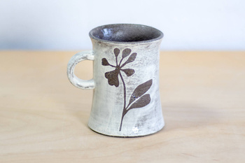 Kubek na kawę. Czarno-Biały w kwiaty, wykonany ręcznie