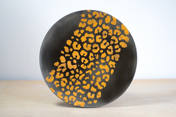 Talerz z motywem plamek pantery