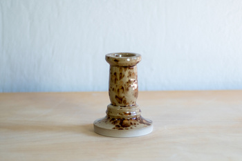 Świecznik orzechowy na średniej wielkości świecę