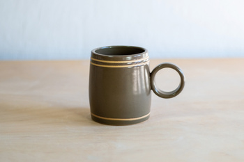 Kubek na herbatę zgniłozielony w kreseczki