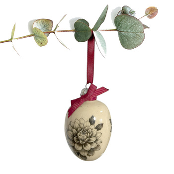 Jajko wielkanocne z bordową wstążeczką. Dalie