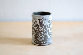 Wazon Czarno-Biały dekorowany ręcznie wycinanką w kwiaty