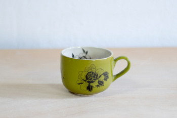 Filiżanka na kawę z tatuażami, zielona