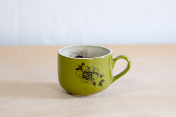 Filiżanka na kawę z tatuażami, zielona