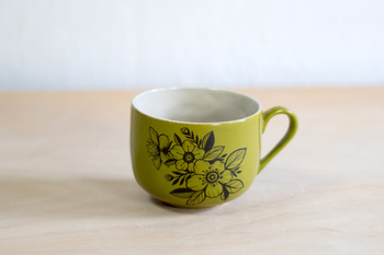 Filiżanka na kawę z tatuażami, zielona