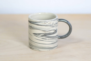 Kubek na kawę. Biało-Czarny w technice agatowej