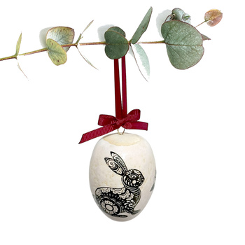 Jajko wielkanocne z bordową wstążeczką. Zając i ptaszek.