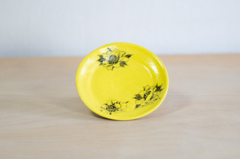 Spodeczek do małej filiżanki z tatuażami, żółty