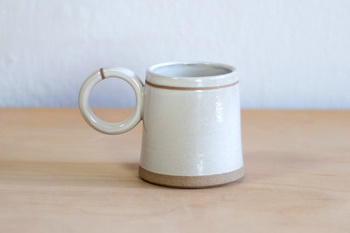 Kubek na kawę biały w kreseczki