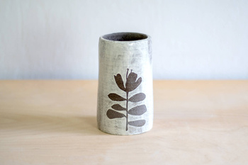 Wazon Czarno-Biały dekorowany ręcznie wycinanką w kwiaty