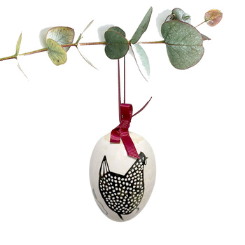 Jajko wielkanocne z bordową wstążeczką. Kurki.