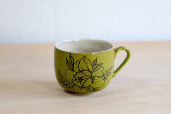 Filiżanka na kawę z tatuażami, zielona