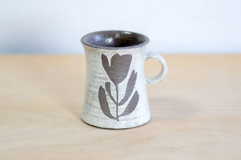 Kubek na kawę. Czarno-Biały w kwiaty, wykonany ręcznie