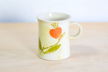 Kubek na kawę. Biały z koralowym kwiatem