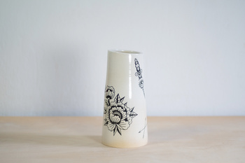 Wazon z tatuażami biały