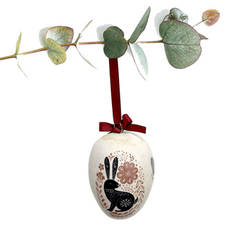 Jajko wielkanocne z bordową wstążeczką. Zając i ptaszek.