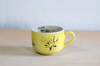 Filiżanka na kawę z tatuażami, żółta