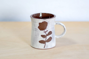 Kubek na kawę. Brązowo-Biały w kwiaty, wykonany ręcznie