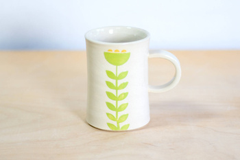 Kubek na kawę. Biały z zielono-żółtym kwiatem