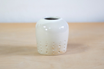 Wazonik mały, biały z dekoracyjnym tłoczonym deseniem