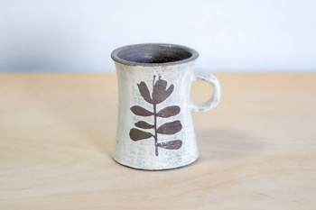 Kubek na kawę. Czarno-Biały w kwiaty, wykonany ręcznie