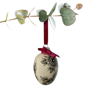 Jajko wielkanocne z bordową wstążeczką. Kwiaty koronkowe