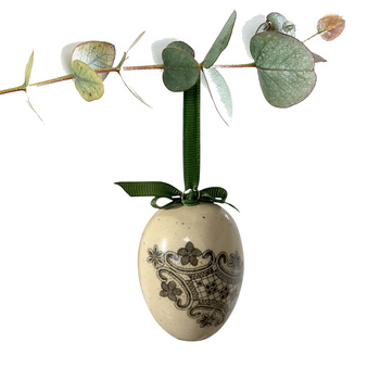 Jajko wielkanocne z zieloną wstążeczką. Koroneczki podłużne i okrągłe